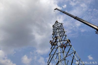 開展上林110千伏線路工程A2號(hào)、A6號(hào)、B7號(hào)鐵塔組立