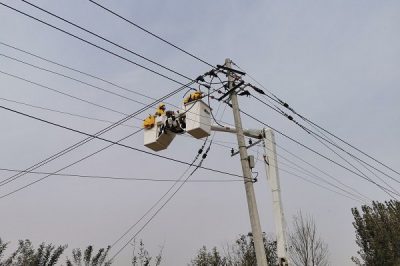 在10千伏孫安線10號(hào)桿對(duì)雙語中學(xué)變壓器進(jìn)行帶電接引流線作業(yè)