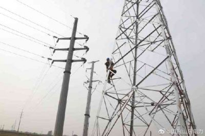 在35千伏觀城輸變電線路新建工程現(xiàn)場進行鐵塔組立工作