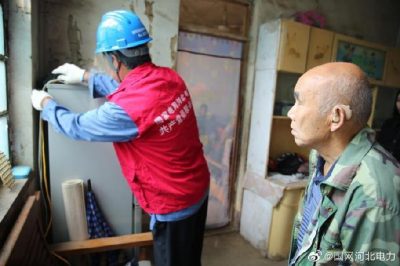 到高邑縣西堤村困難戶家中，幫助老人解決用電難題