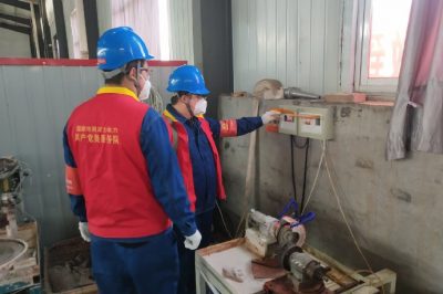 走進(jìn)企業(yè)檢查用電設(shè)備，講解安全用電知識(shí)