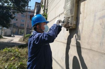 張貼安全用電宣傳展板，確保用戶用電無隱患