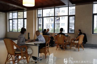 國(guó)網(wǎng)重慶綦南供電公司為公司職工開展健康咨詢活動(dòng)。 ????