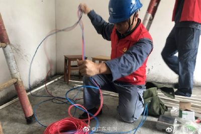 免費(fèi)為貧困戶裝電表、鋪設(shè)安全的室內(nèi)電線