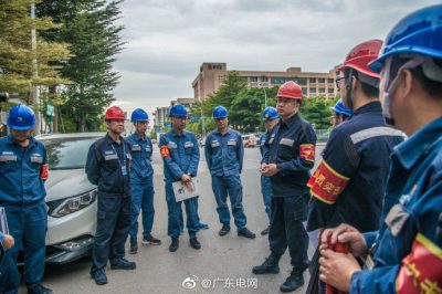 來到夏桂埔社區(qū)開展“三線纏繞”整治行動