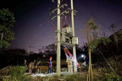 供電所組織人員上門(mén)查勘，搶修