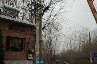 在10千伏762莊頭線沿線多個(gè)施工點(diǎn)對(duì)線路實(shí)施綜合改造