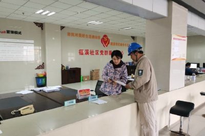 來到福溪社區(qū)現(xiàn)場指導(dǎo)人口普查員使用網(wǎng)上國網(wǎng)“E普查”功能