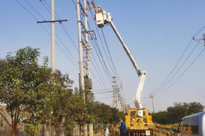 在10千伏6淮海六線85號(hào)桿，帶電安裝線路狀態(tài)指示儀