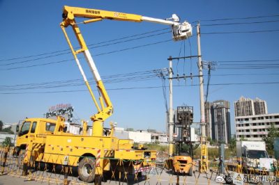 為王莊寨新增的3臺(tái)變壓器進(jìn)行帶電接火作業(yè)