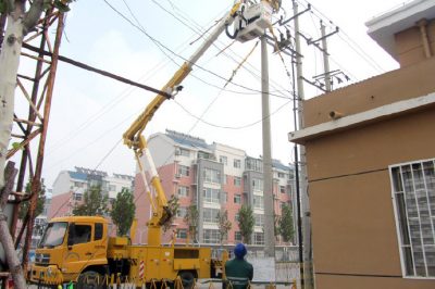 在10千伏精誠(chéng)線三義和支線16號(hào)桿發(fā)熱的設(shè)備線夾進(jìn)行消缺