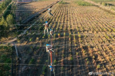 在110千伏坨東線30號和31號鐵塔輸電線路上安裝相間間隔棒