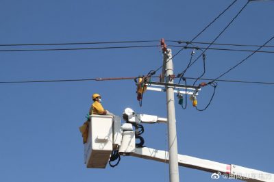 10千伏窯廠線帶電安裝跌落式熔斷器