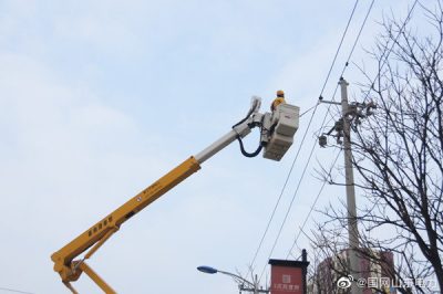 在10千伏彩印廠線華明分支19號桿進行帶電更換發(fā)熱線夾