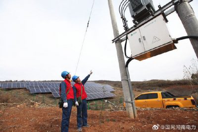 上門巡視檢查光伏發(fā)電線路、設備的運行情況