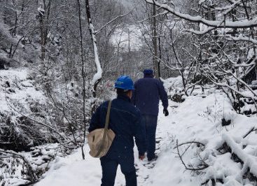 冒雪搶修，只為盡早恢復(fù)供電