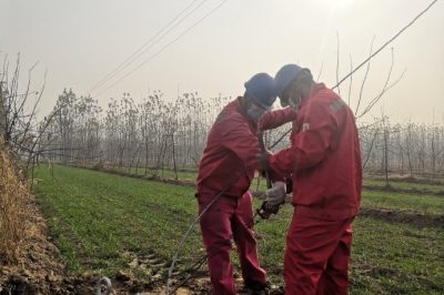 在10千伏梁梁線路改造現(xiàn)場(chǎng)制作電桿拉線