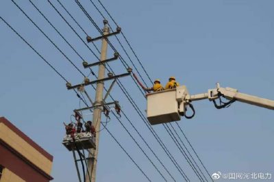 在10千伏饒工II線路田莊支線16號(hào)桿開(kāi)展帶電業(yè)擴(kuò)接火