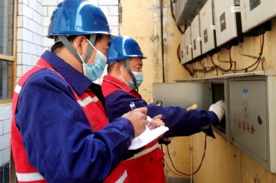 國網(wǎng)內(nèi)丘縣供電公司組織員工對(duì)轄區(qū)內(nèi)光伏用戶上門服務(wù)