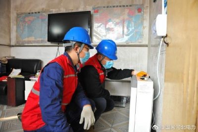 對(duì)黃驊鎮(zhèn)樓東村煤改電用戶檢查采暖用電設(shè)施進(jìn)行安全隱患排查