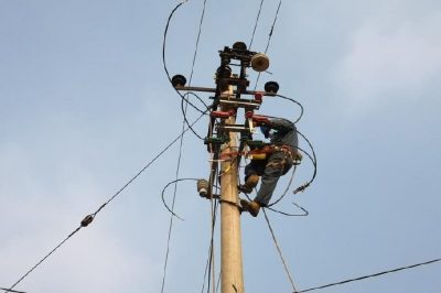 為10千伏李邢5328線更換電桿、金具