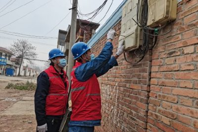 為客戶檢查計量裝置，檢查電表進出線路