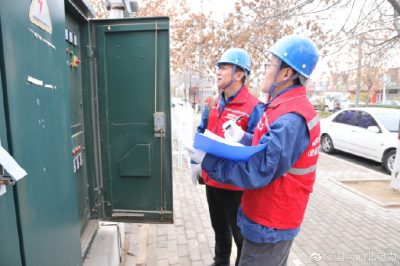 在東門外村對設(shè)備的工作狀況進行檢查