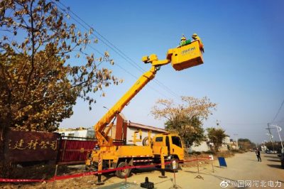 在10千伏河苑線5427路開展帶電作業(yè)