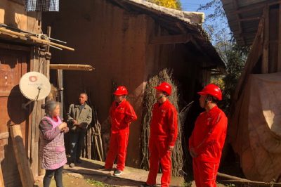 國網重慶石柱供電公司員工在六塘鄉(xiāng)三匯村開展防冰聯(lián)動工作宣傳