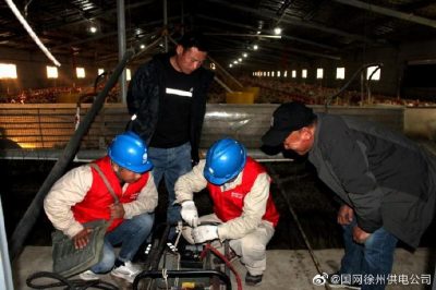 宣傳安全用電知識(shí)，現(xiàn)場(chǎng)講解漏電保護(hù)器、插座等常識(shí)