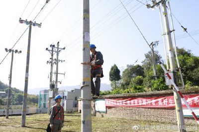 利用閑暇時間在實訓(xùn)基地開展登桿培訓(xùn) .