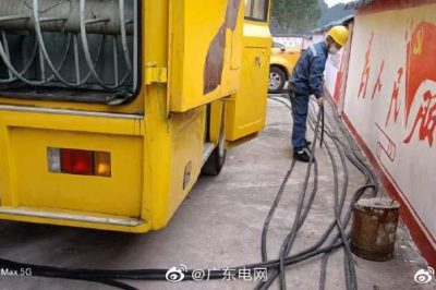 開展《黨員“亮身份”，三排電幫手電亮“藝術(shù)節(jié)”》主題黨日活動