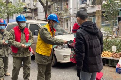 為社區(qū)孤寡老人普及用電安全知識(shí)、檢查用電安全