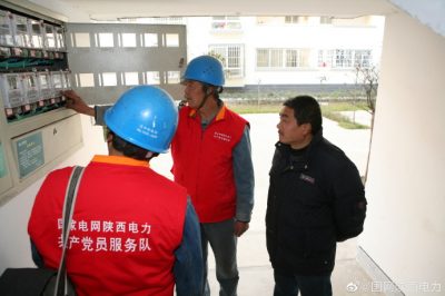 為村民進(jìn)行安全用電宣傳和檢查