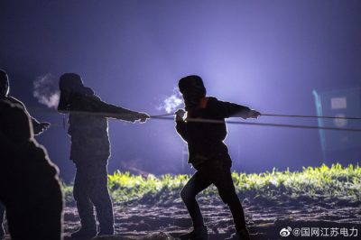 在黃集—三堡500千伏線路工程進(jìn)行跨越鄭徐高鐵施工作業(yè)