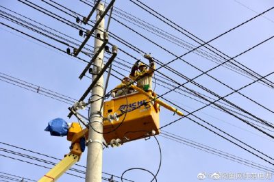 在開發(fā)區(qū)瓦浦河路10千伏蓬鎮(zhèn)線9號桿開展帶電接引線工作