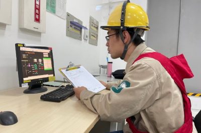 在110千伏強(qiáng)勝變進(jìn)行221美特線(xiàn)停役操作