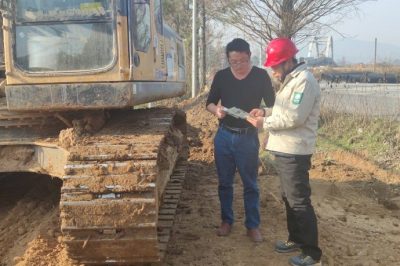 國網(wǎng)南京市溧水區(qū)供電公司對轄區(qū)現(xiàn)場施工進行安全宣傳