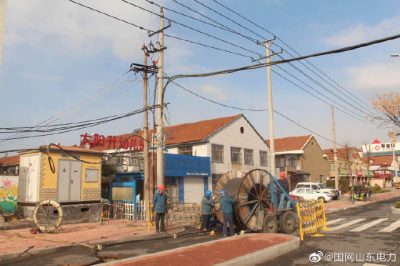 在10千伏威海路線開展敷設(shè)電纜工作 在10千伏威海路線開展敷設(shè)電纜工作