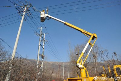 到10千伏團(tuán)埠線墁子支線5號(hào)桿處開展帶電改接作業(yè)