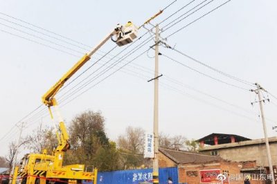 對齊家村4號臺區(qū)支線1號桿實施帶電作業(yè)