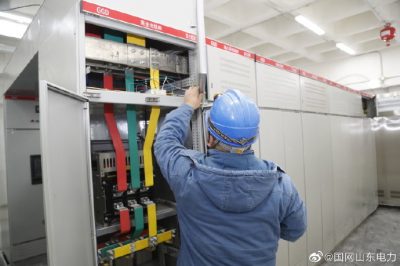 在某新建小區(qū)配套工程配電室進行電表箱、電表的安裝工作