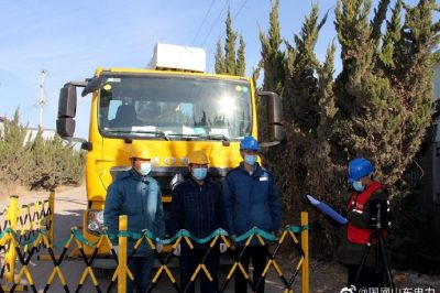 在10千伏楊家?guī)X工業(yè)園支線11號桿開展帶電接火作業(yè)