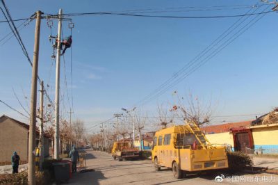 對10千伏昌西線全家?guī)X支線17號桿進行令克、避雷器安裝