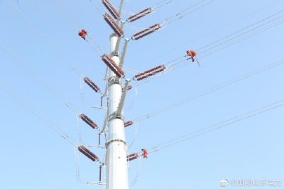 對新建線路進行防震錘、間隔棒的安裝作業(yè)