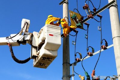 在10千伏朱崗寺線45號(hào)桿處進(jìn)行帶電消缺作業(yè)