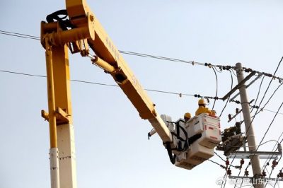 為10千伏大莊線洼宋支線3號(hào)桿實(shí)施帶電接火 為10千伏大莊線洼宋支線3號(hào)桿實(shí)施帶電接火