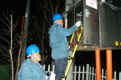 對(duì)服務(wù)區(qū)內(nèi)高負(fù)荷線(xiàn)路設(shè)備開(kāi)展夜間特巡