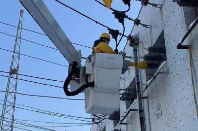 開(kāi)展上夼線、曹家線、宋家線三條10千伏出線的帶電卡、接火工作