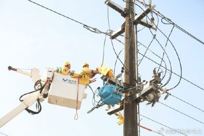 在10千伏東環(huán)2號線東關分支線1號桿開展帶電切改負荷工作